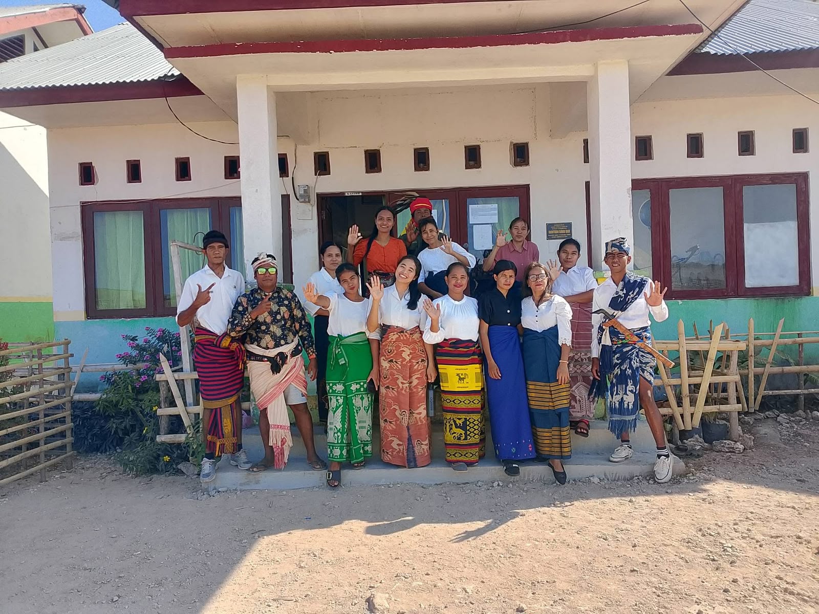 Semarak Hari Kesaktian Pancasila: Guru dan Siswa Tampil Memukau dengan Balutan Pakaian Adat Sumba